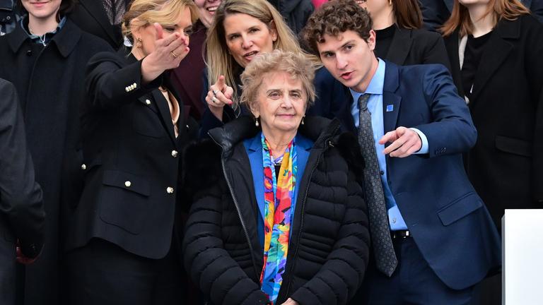 Julia Klöckner (CDU, l-r), Präsidentin des Deutschen Bundestages, die Holocaust-Überlebende Tova Friedman, deren Tochter (dahinter) und Enkel Aron Goodman stehen während einer Gedenkstunde im Deutschen Bundestag anlässlich des Holocaust-Gedenktags zusammen.