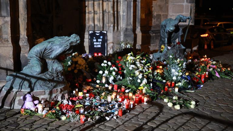 Vor der Johanneskirche in Magdeburg liegen Blumen und Kerzen.