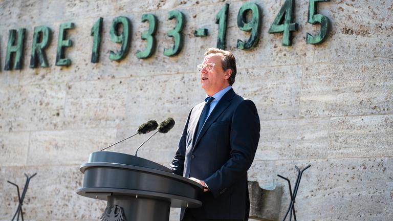 Berlin: Matthias Brandt, Schauspieler, Autor und Sohn vom ehemaligen Bundeskanzler W. Brandt, spricht am nationalen Gedenktag an den Widerstand gegen die nationalsozialistische Gewaltherrschaft in der Gedenkstätte Berlin-Plötzensee.