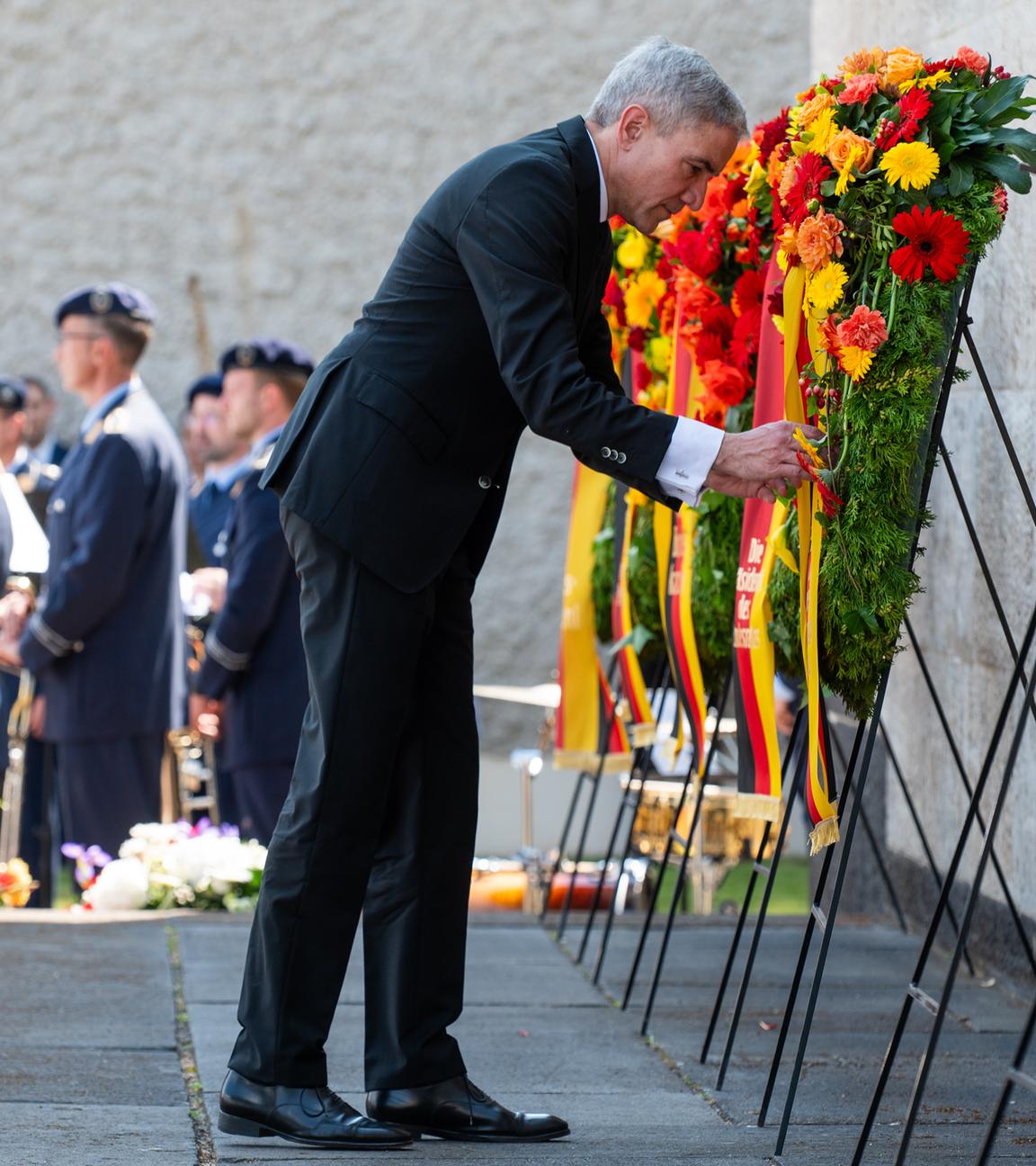 Stephan Harbarth, Präsident des Bundesverfassungsgerichts, richtet am nationalen Gedenktag an den Widerstand gegen die nationalsozialistische Gewaltherrschaft in der Gedenkstätte Berlin-Plötzensee einen Kranz