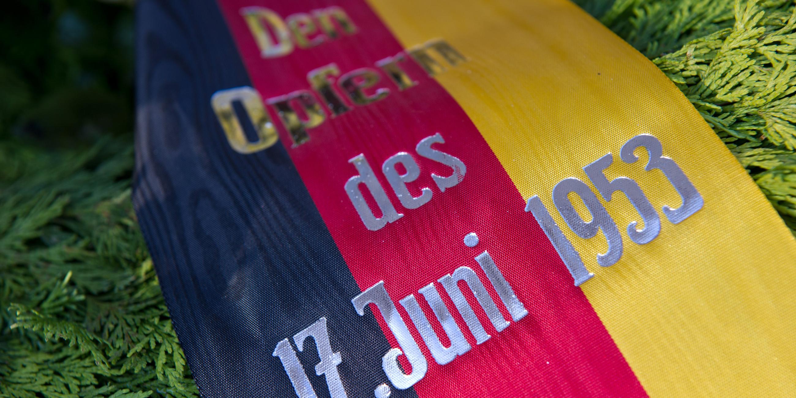kranz zum gedenken an opfer des 17. juni 1953