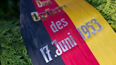 kranz zum gedenken an opfer des 17. juni 1953