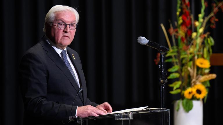 Berlin: Bundespräsident Frank-Walter Steinmeier spricht bei der zentralen Gedenkveranstaltung zum Jahrestag des Hamas-Angriffs auf Israel vom 7. Oktober 2023 in der Kaiser-Wilhelm-Gedächtniskirche.