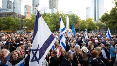 Frankfurt: Menschen versammeln sich vor der Alten Oper in der Innenstadt zu einer Pro-israelischen Kundgebung zum dritten Jahrestag des Hamas-Angriffs auf Israel.