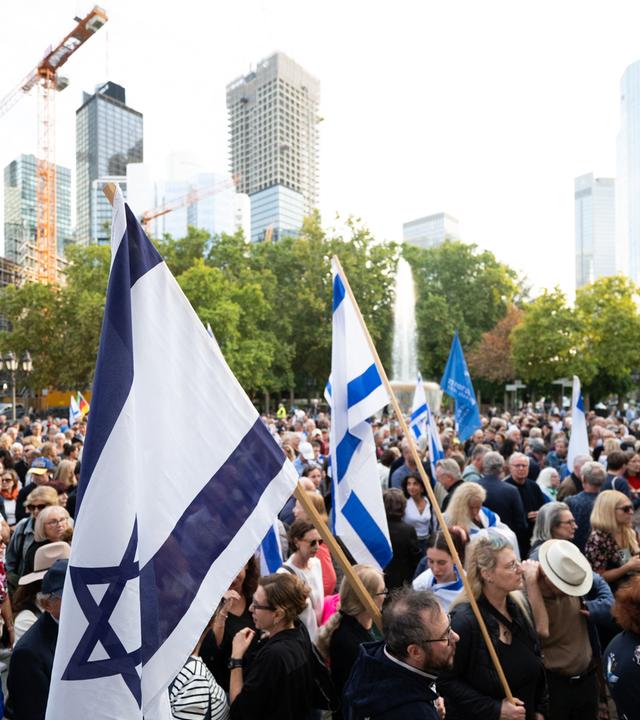 Frankfurt: Menschen versammeln sich vor der Alten Oper in der Innenstadt zu einer Pro-israelischen Kundgebung zum dritten Jahrestag des Hamas-Angriffs auf Israel.