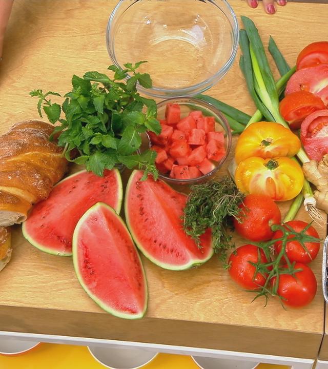 Die Zutaten für das Rezept "Geeiste Tomatensuppe mit gebratener Melone" liegen auf einem Tisch.