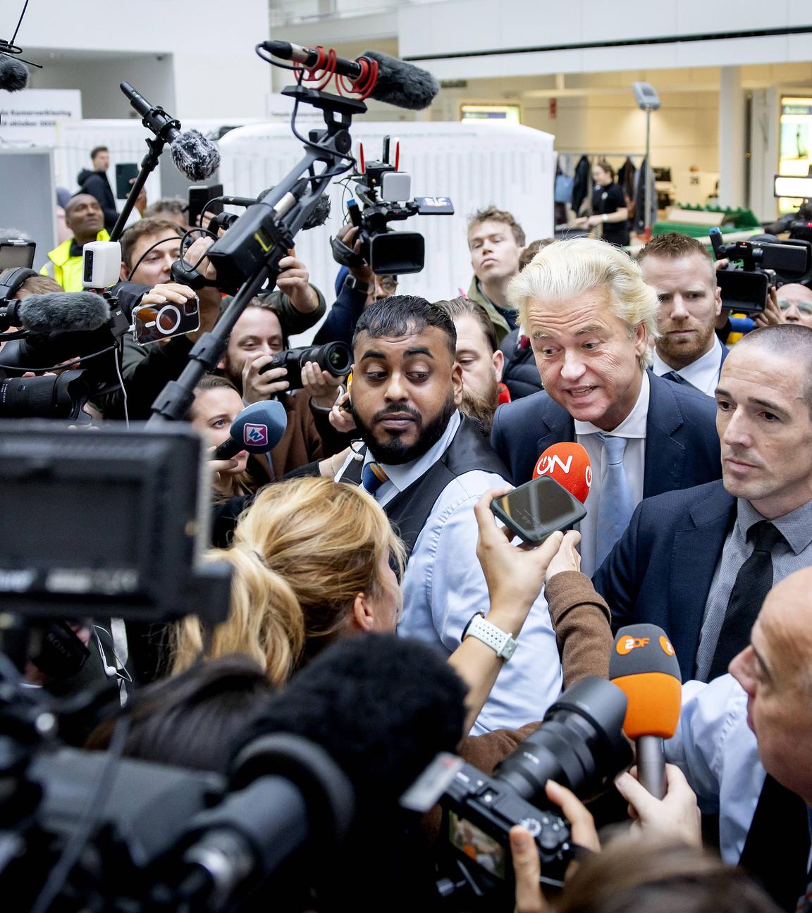 Der Vorsitzende der Partei für die Freiheit (PVV), Geert Wilders, gibt seine Stimme bei den Wahlen zum Repräsentantenhaus im Rathaus ab.