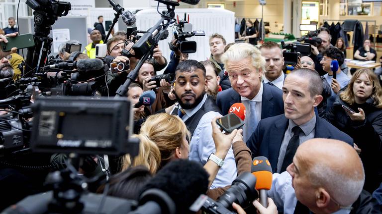 Der Vorsitzende der Partei für die Freiheit (PVV), Geert Wilders, gibt seine Stimme bei den Wahlen zum Repräsentantenhaus im Rathaus ab.