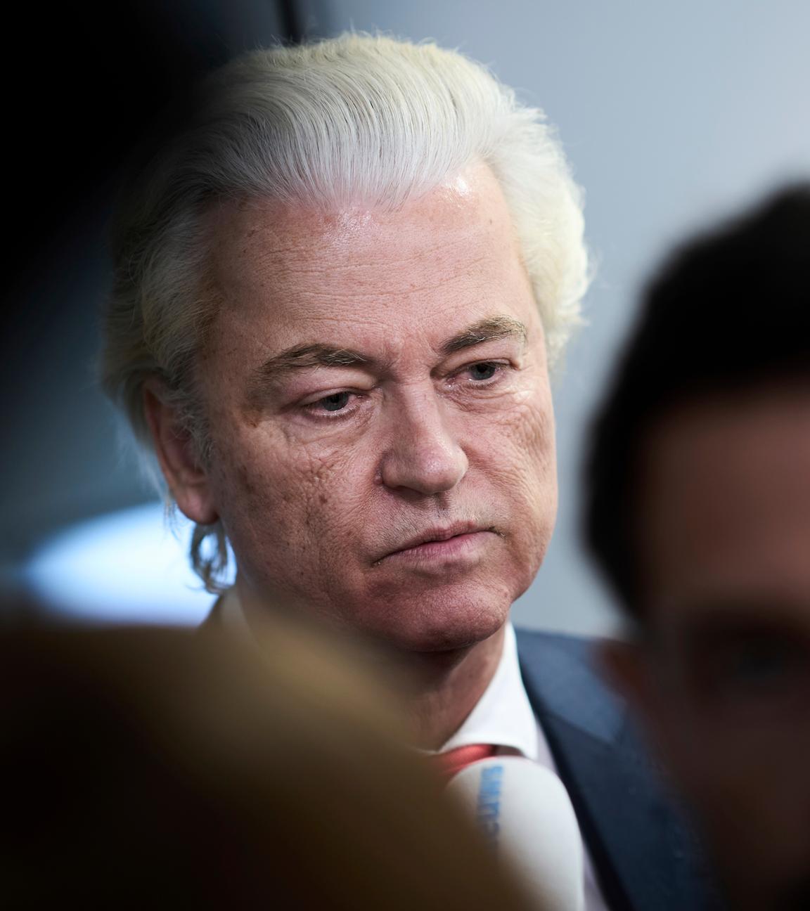 03.06.2025, Niederlande, Den Haag: Der Rechtspopulist Geert Wilders, Vorsitzender der Partei für die Freiheit (PVV), kommt aus einem Raum, nachdem er im Streit um die Migrationspolitik den Rückzug seiner radikal-rechten Partei aus der Vier-Parteien-Koalition erklärt hat.