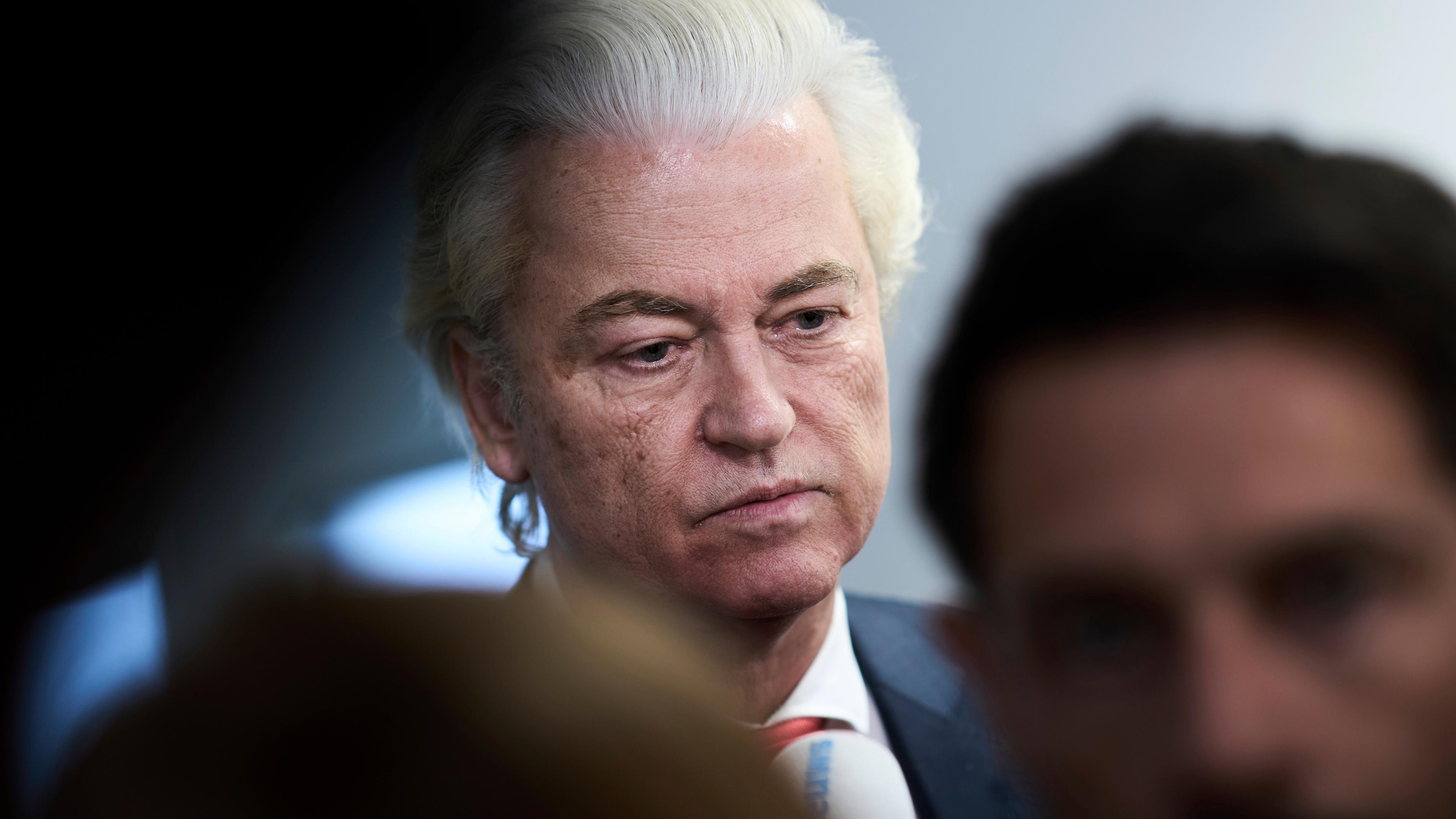 03.06.2025, Niederlande, Den Haag: Der Rechtspopulist Geert Wilders, Vorsitzender der Partei für die Freiheit (PVV), kommt aus einem Raum, nachdem er im Streit um die Migrationspolitik den Rückzug seiner radikal-rechten Partei aus der Vier-Parteien-Koalition erklärt hat.