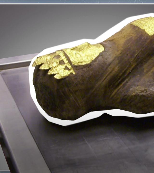 Mumie mit Gold bedeckt an Kopf, Gesicht und Brust
