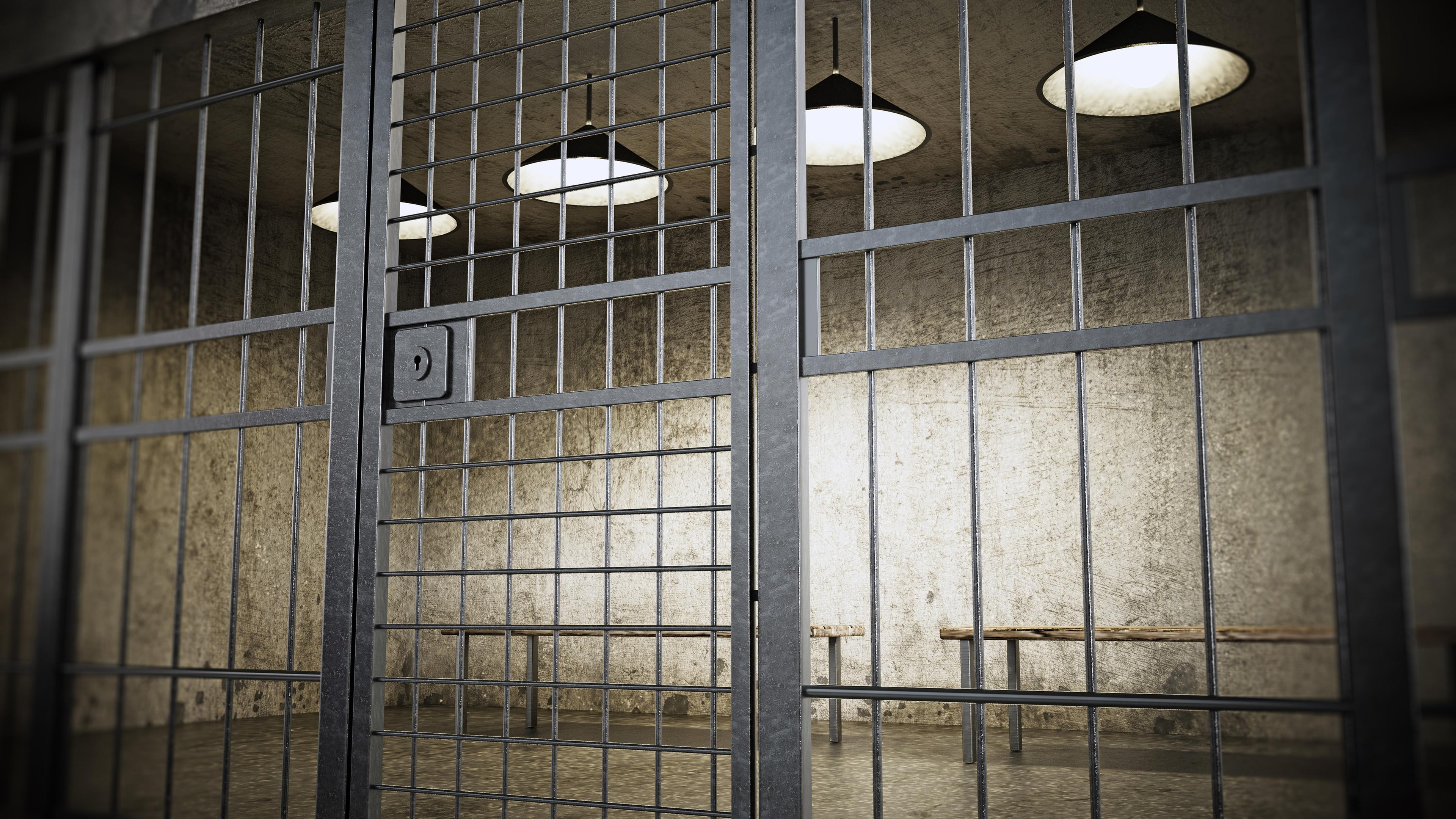 Gefängniszelle mit geschlossener Tür und alten schmutzigen Wänden (3D-Illustration).