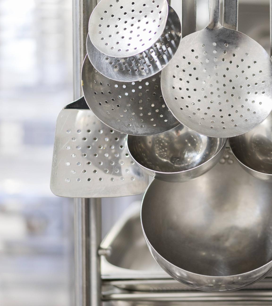 Küchenutensilien hängen in der Küche der Justizvollzugsanstalt Senne am 10.04.2019.