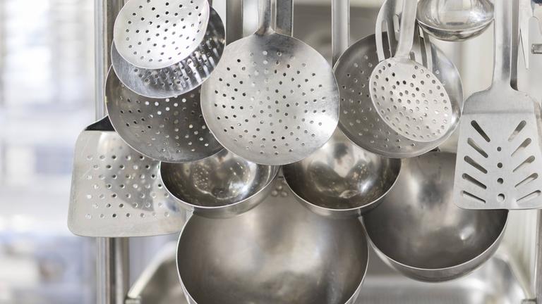 Küchenutensilien hängen in der Küche der Justizvollzugsanstalt Senne am 10.04.2019.