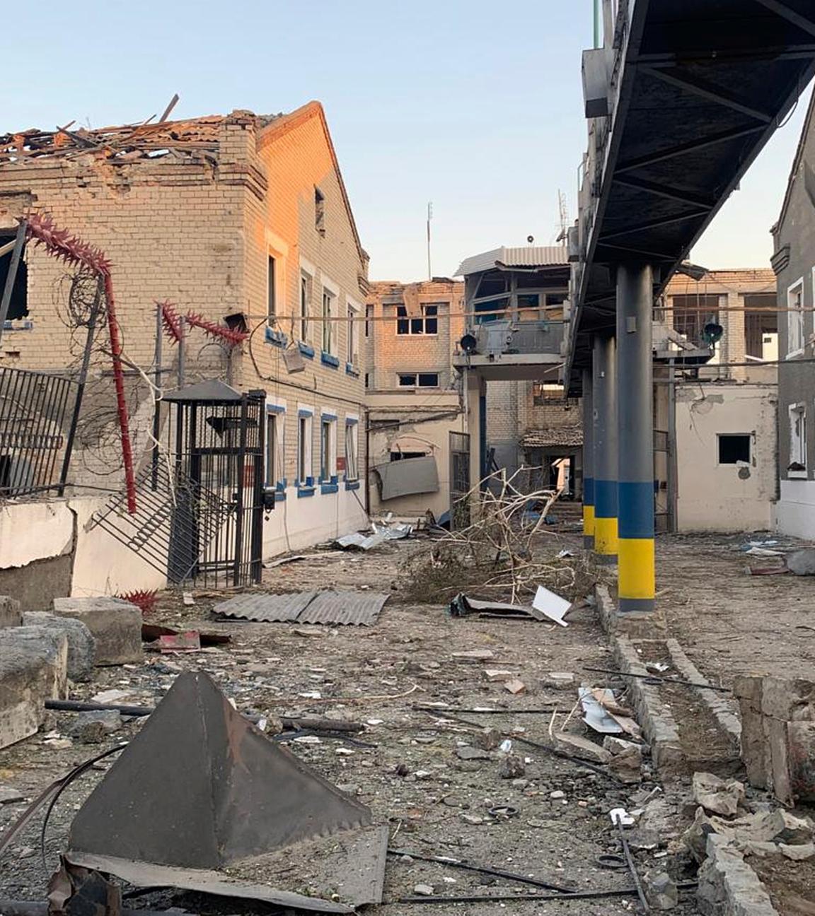 Dieses vom staatlichen Strafvollzugsdienst der Ukraine zur Verfügung gestellte Foto zeigt ein beschädigtes Gefängnis im Dorf Bilenke in der ukrainischen Region Saporischschja nach einem russischen Bombenangriff.