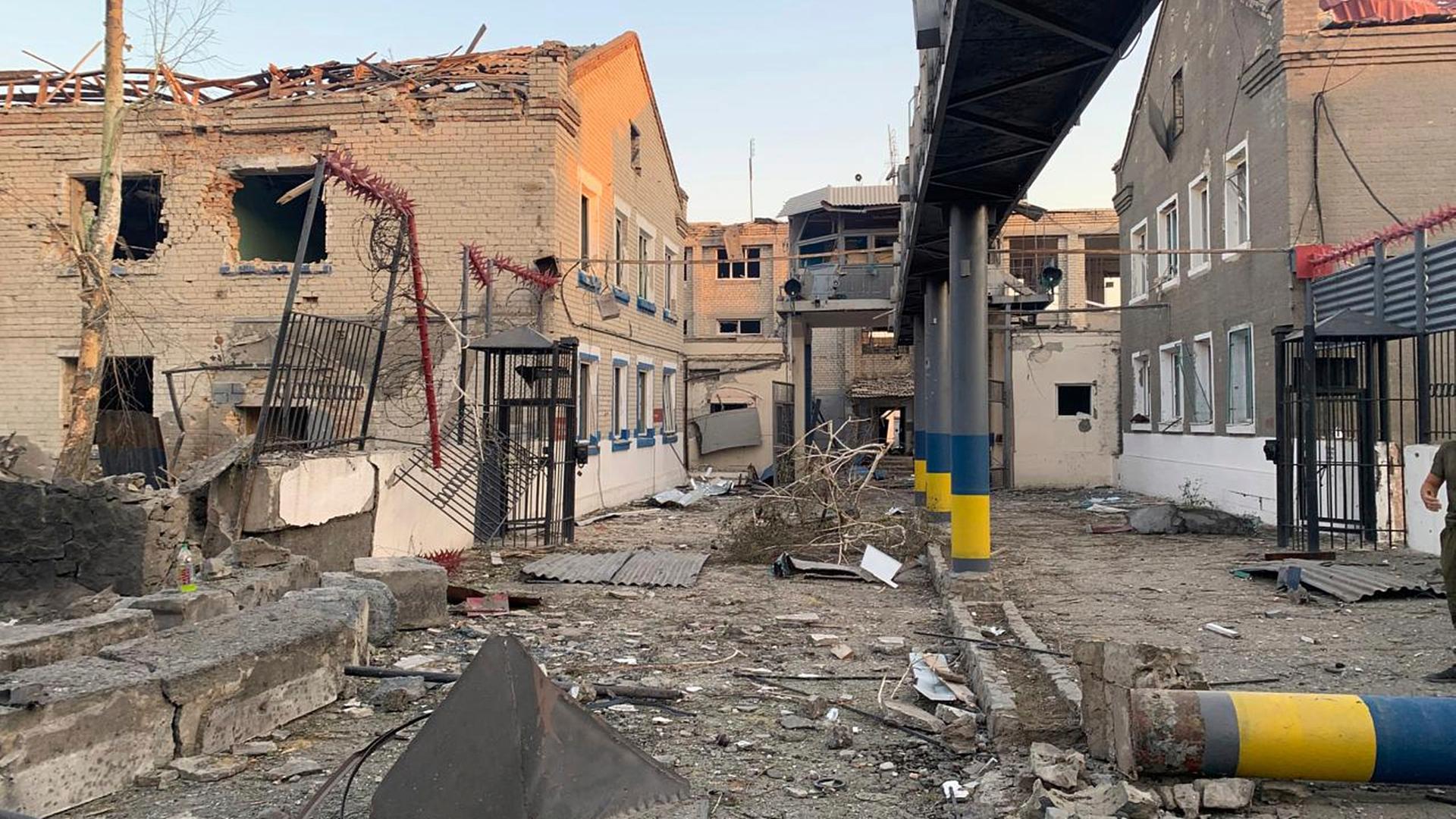 Dieses vom staatlichen Strafvollzugsdienst der Ukraine zur Verfügung gestellte Foto zeigt ein beschädigtes Gefängnis im Dorf Bilenke in der ukrainischen Region Saporischschja nach einem russischen Bombenangriff.