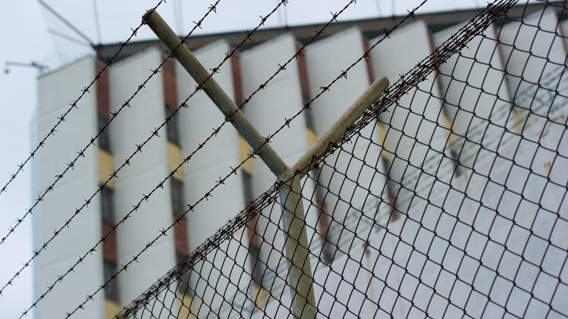 Ein Stacheldrahtzaun ist in Stuttgart vor dem Gefängnisgebäude der Justizvollzugsanstalt Stammheim zu sehen.
