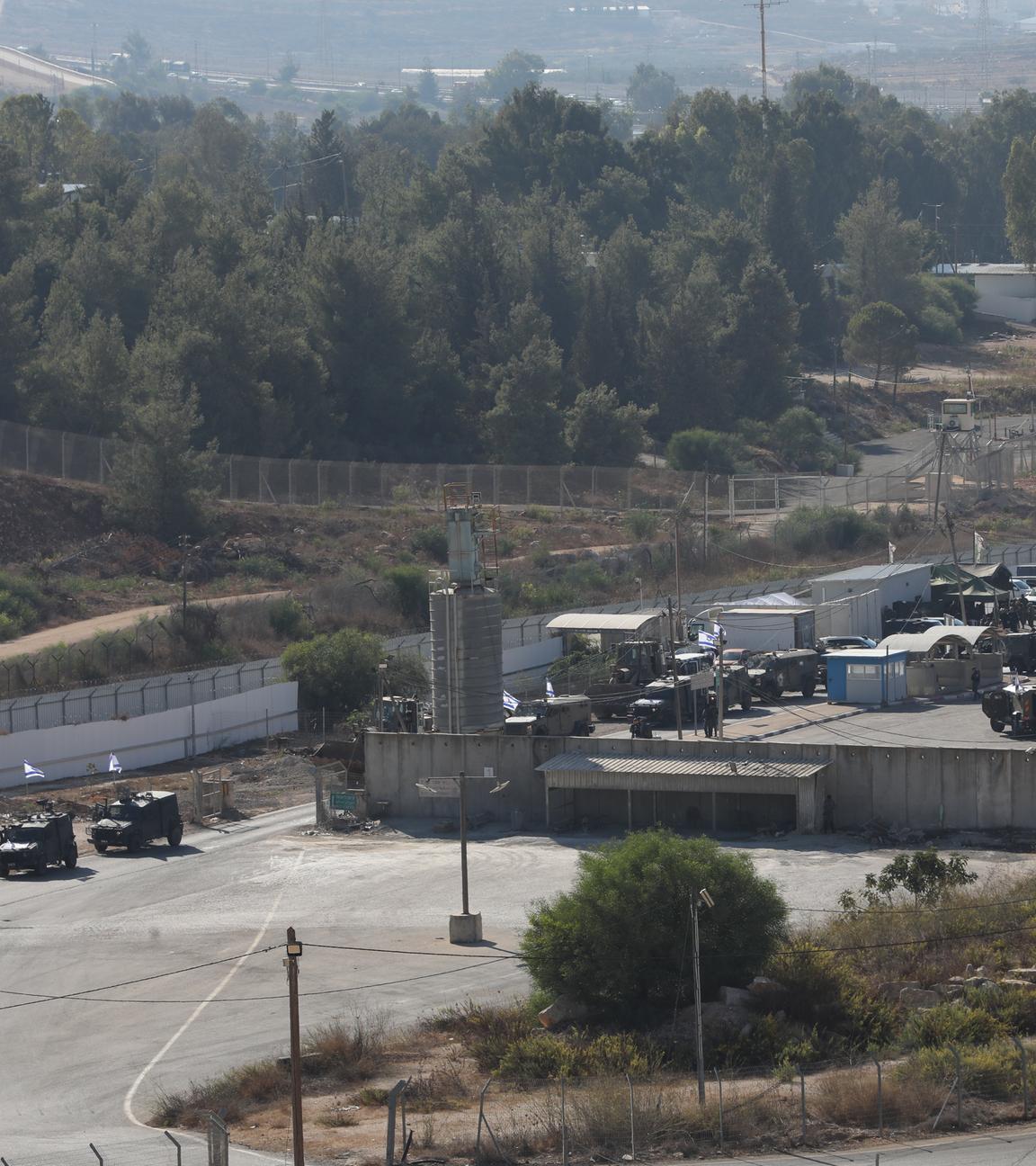 Gepanzerte Fahrzeuge des israelischen Militärs sind in der Nähe des israelischen Militärgefängnisses Ofer im israelisch besetzten Westjordanland im Einsatz