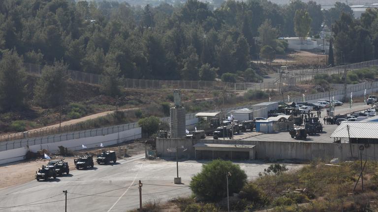 Gepanzerte Fahrzeuge des israelischen Militärs sind in der Nähe des israelischen Militärgefängnisses Ofer im israelisch besetzten Westjordanland im Einsatz