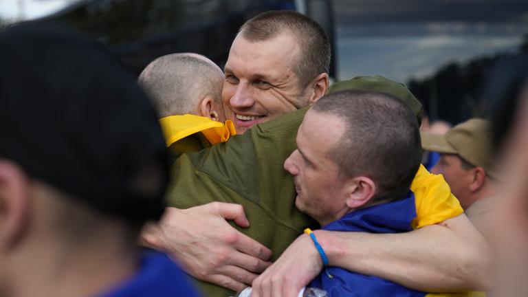 Ukrainische Kriegsgefangene reagieren nach einem Gefangenenaustausch an einem unbekannten Ort in der Ukraine am 23. Mai 2025.