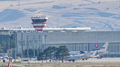 Türkei, Ankara: Flugzeuge, die vermutlich aus Russland kommende Gefangene transportieren, bei ihrer Ankunft auf dem Flughafen.