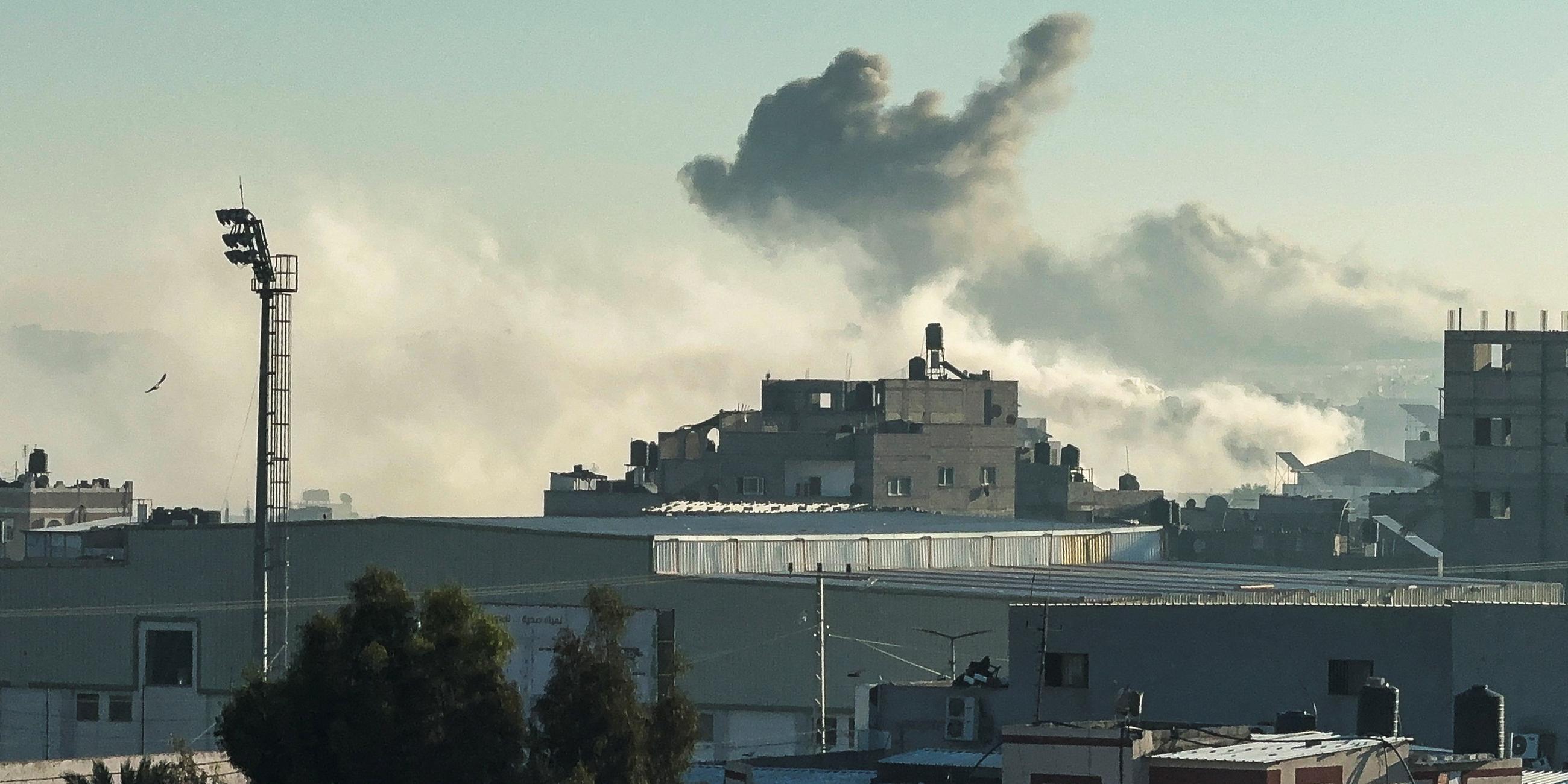 Rauch steigt nach israelischen Angriffen inmitten des anhaltenden Konflikts zwischen Israel und der palästinensischen islamistischen Gruppe Hamas in Khan Younis im südlichen Gazastreifen am 15. 12. 2023 auf. 