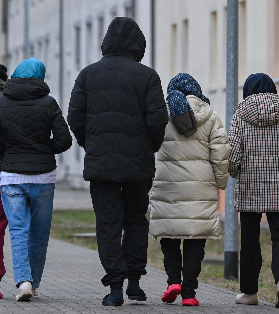  Migranten gehen über das Gelände der Zentralen Erstaufnahmeeinrichtung für Asylbewerber (ZABH) des Landes Brandenburg in Eisenhüttenstadt. (Archiv)