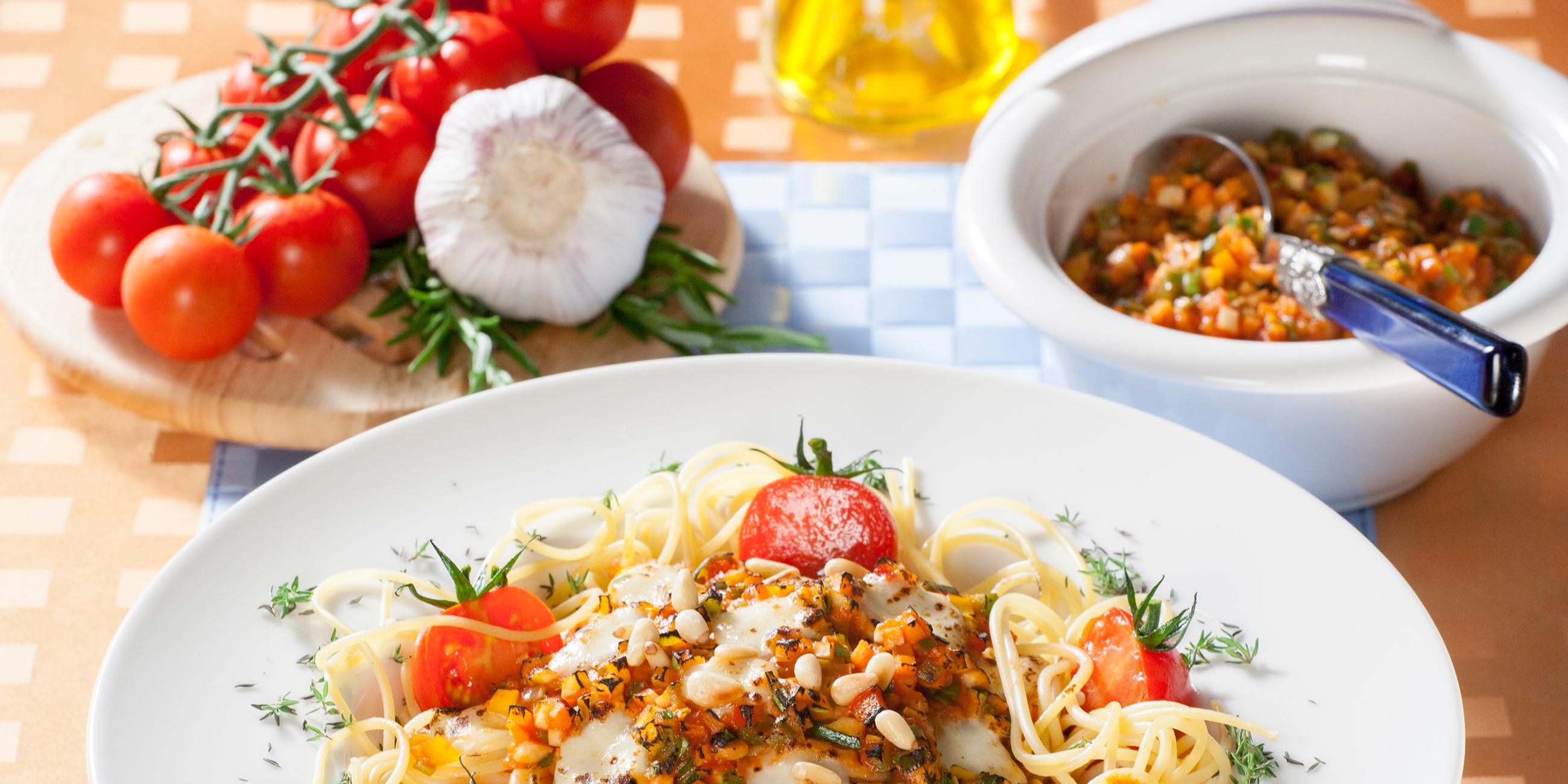 Teller mit Spaghetti, Geflügelbolognese und Mozzarella 