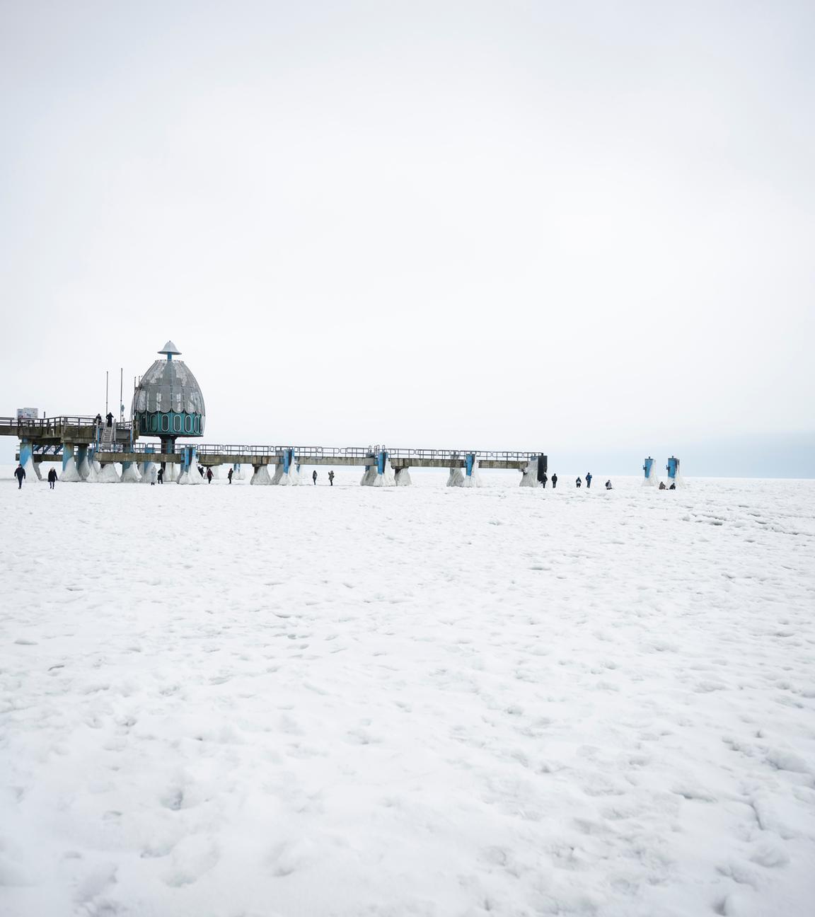 Spazieren auf gefrorener Ostsee