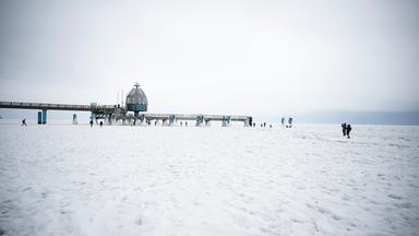 Spazieren auf gefrorener Ostsee
