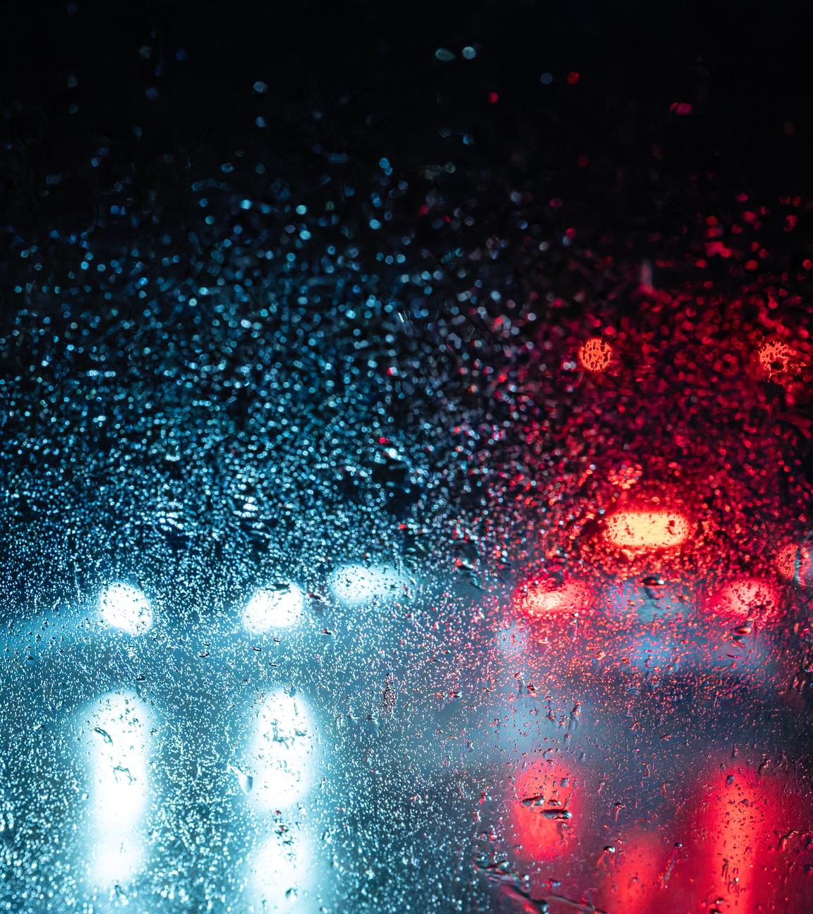 Man sieht eine gefrorene Scheibe mit Regen