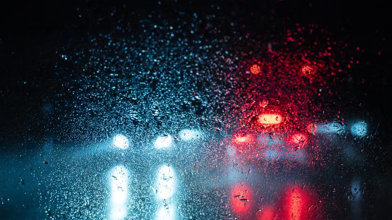 Man sieht eine gefrorene Scheibe mit Regen