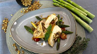 Gefüllte Hähnchenbrust mit grünem Spargel