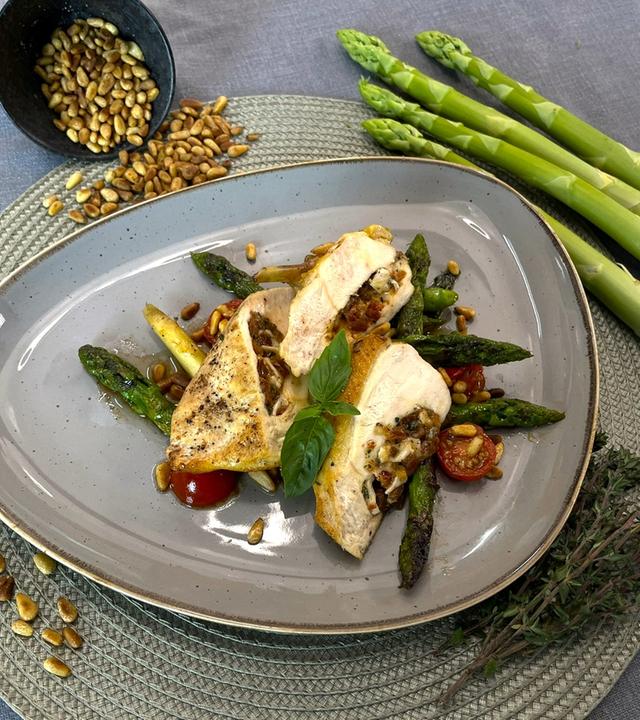 Gefüllte Hähnchenbrust mit grünem Spargel