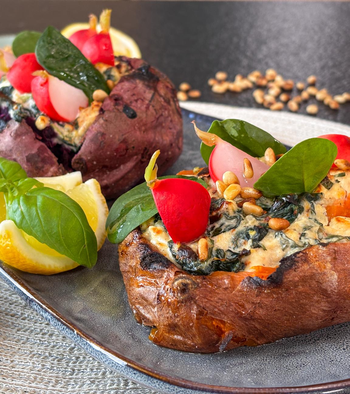 Gefüllte Süßkartoffeln mit Feta und Spinat