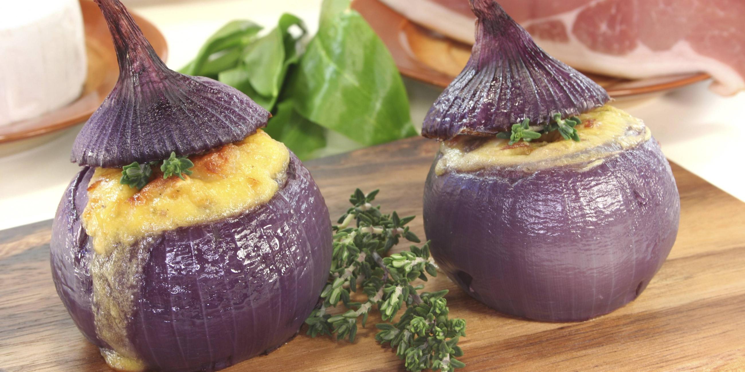 Zwiebeln mit mediterraner Gemüsefüllung und Ziegenkäse