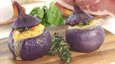 Zwiebeln mit mediterraner Gemüsefüllung und Ziegenkäse