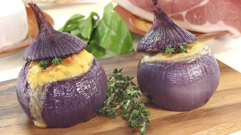 Zwiebeln mit mediterraner Gemüsefüllung und Ziegenkäse