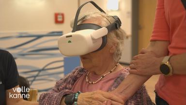 Eine ältere Frau mit einer VR-Brille.