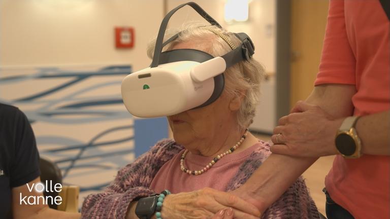 Eine ältere Frau mit einer VR-Brille.