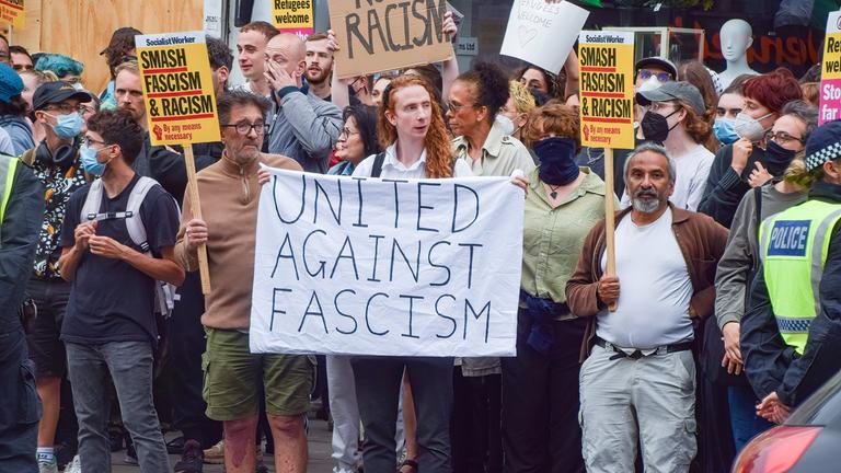 Friedliche Demo gegen Hass und Gewalt in London, Großbritannien