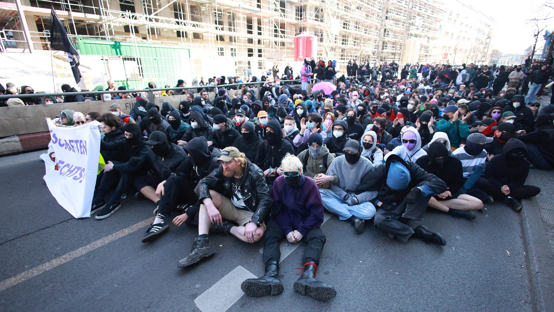 Teilnehmer einer Gegendemonstration gegen einen Zug von Rechtsextremen Demonstranten blockieren deren Weg