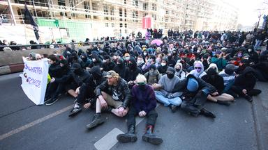 Teilnehmer einer Gegendemonstration gegen einen Zug von Rechtsextremen Demonstranten blockieren deren Weg