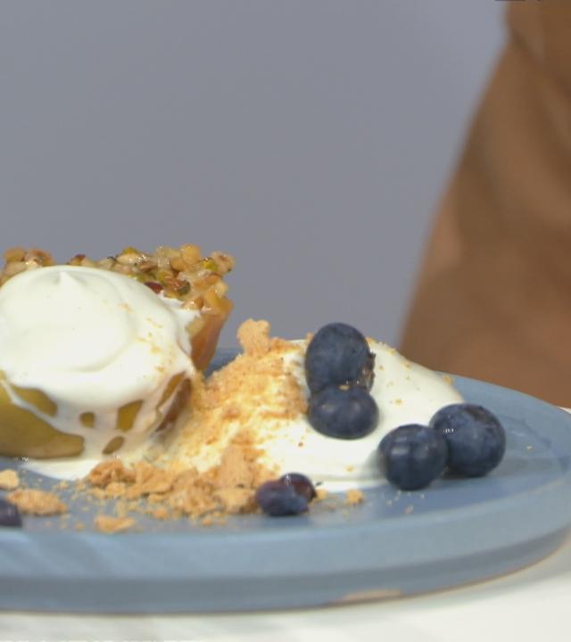 Gegrillte Äpfel mit Beeren auf einem Teller