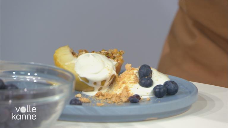 Gegrillte Äpfel mit Beeren auf einem Teller