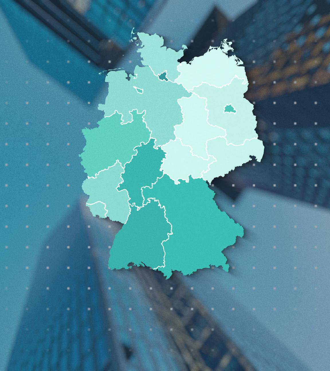 Grafik einer Deutschlandkarte mit in unterschiedlichen Grüntönen markierten Bundesländern. Im Hintergrund sind Hochhäuser aus der Froschperspektive zu sehen.