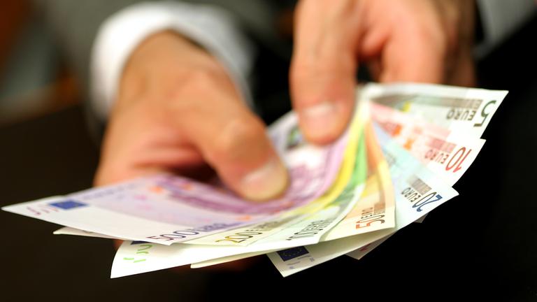 Mann mit einem Fächer aus Euroscheinen