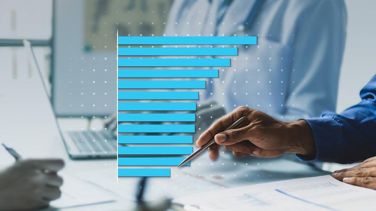 Das Bild zeigt eine Hand, die in einer Teambesprechung einen Kugelschreiber hält und auf etwas zeigt. Darübergelegt sind Balken in einem Säulendiagramm.