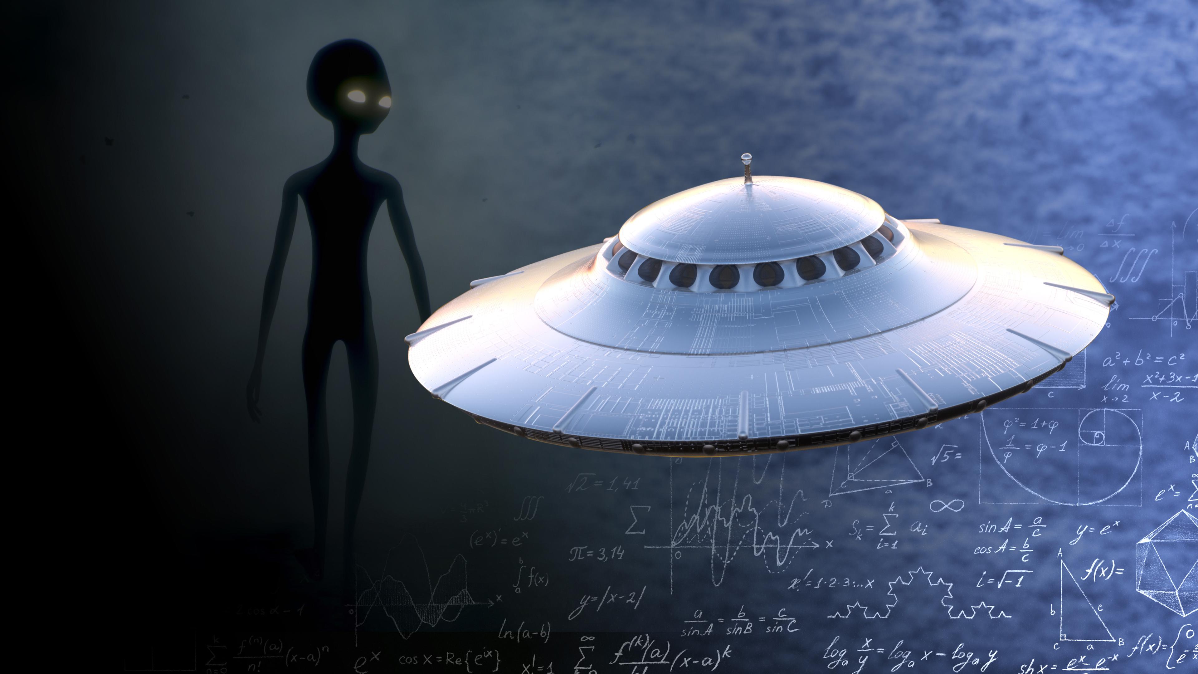 Bildcollage: Eine fliegende Untertasse schwebt über einem Feld. Neben der Untertasse steht die schmale, hochgewachsene Silhouette eines Alien. Im unteren Bildbereich liegt eine komplizierte mathematische Formel.