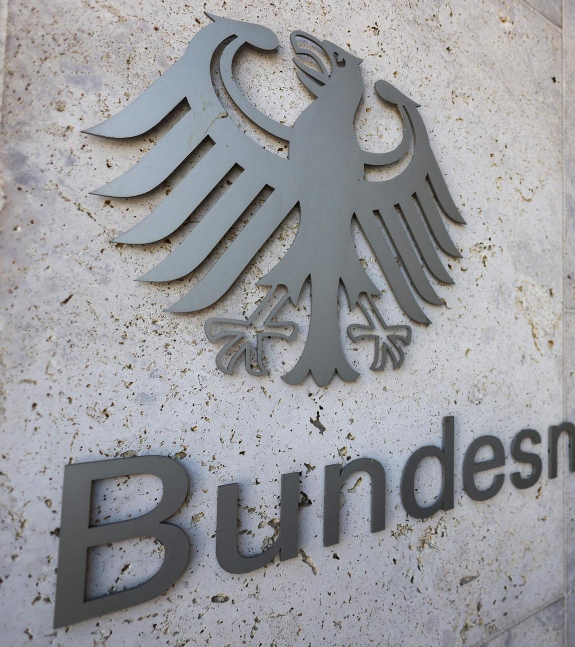 Der Bundesadler ist an der Fassade des Hauptsitzes des Bundesnachrichtendienstes BND zu sehen.